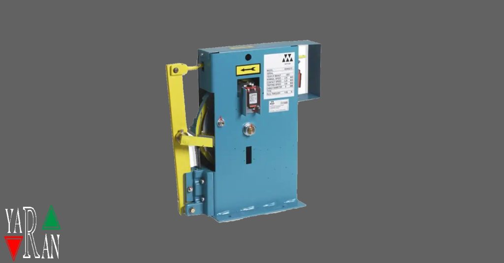 ایمنی پاراشوت 1 ایمنی پاراشوت آسانسور یکی از موضوعات حیاتی در صنعت ساختمانسازی و حمل و نقل عمودی است. پاراشوتها بهعنوان سیستمهای حفاظتی عمل میکنند و در مواقع ضروری، بهویژه در مواقع خطر، کمک میکنند تا کابین آسانسور بهصورت ایمن متوقف شود. آیا تا به حال به این فکر کردهاید که اگر پاراشوت وجود نداشت، چه حوادثی ممکن بود رخ دهد؟ در این مقاله، به بررسی اهمیت، عملکرد و چالشهای ایمنی پاراشوتهای آسانسور خواهیم پرداخت. پاراشوت آسانسور چیست؟ پاراشوت آسانسور یک دستگاه ایمنی است که در صورت افزایش ناگهانی سرعت کابین، بهطور خودکار عمل میکند. این سیستم بهعنوان یک مکانیزم حفاظتی عمل میکند و مانع از سقوط کابین آسانسور میشود. بهعبارتدیگر، پاراشوتها با کنترل و محدود کردن حرکت کابین، ایمنی مسافران را تضمین میکنند. اهمیت ایمنی پاراشوت ایمنی پاراشوت بهویژه در ساختمانهای بلند و پرتردد اهمیت فوقالعادهای دارد. در صورت بروز مشکلات فنی یا نوسانات ناگهانی، پاراشوتها میتوانند بهطور موثری از سقوط کابین جلوگیری کنند. به همین دلیل، سرمایهگذاری در ایمنی و نگهداری این سیستمها از الزامات اساسی محسوب میشود. ساختار پاراشوت آسانسور پاراشوتهای آسانسور معمولاً از اجزای مختلفی تشکیل شدهاند که شامل مکانیزم قفل، سیستمهای حسگری و کنترلکنندهها هستند. این اجزا بهطور هماهنگ کار میکنند تا عملکرد ایمنی مؤثری را فراهم کنند. کیفیت مواد به کار رفته در ساخت پاراشوت، تأثیر مستقیمی بر کارایی و ایمنی آن دارد. عملکرد پاراشوت در آسانسور عملکرد پاراشوتها در سه مرحله اصلی انجام میشود: نظارت بر سرعت: پاراشوتها بهطور مداوم سرعت کابین را نظارت میکنند. اگر سرعت کابین به حد خطرناک نزدیک شود، پاراشوت بهطور خودکار عمل میکند. عملکرد قفل: در صورت افزایش سرعت غیرمجاز، پاراشوتها بهطور خودکار قفلها را فعال کرده و حرکت کابین را متوقف میکنند. اعلام هشدار: در مواقع ضروری، پاراشوت معمولاً به سیستم مرکزی هشدار میدهد تا اقدامات لازم انجام شود. انواع پاراشوتهای آسانسور پاراشوت مکانیکی این نوع پاراشوتها بر پایه مکانیزمهای فیزیکی عمل میکنند و معمولاً در سیستمهای قدیمیتر استفاده میشوند. پاراشوتهای مکانیکی به دلیل سادگی و هزینه پایین، هنوز در برخی آسانسورها موجود هستند. پاراشوت الکترونیکی پاراشوتهای الکترونیکی از تکنولوژیهای پیشرفتهتری برخوردار هستند و بهصورت خودکار به تغییرات سرعت پاسخ میدهند. این نوع پاراشوتها بهدلیل دقت و کارایی بالا در سیستمهای مدرن آسانسور بسیار محبوب هستند. چالشهای ایمنی پاراشوت با وجود پیشرفتهای فناوری، پاراشوتها با چالشهایی مواجه هستند. از جمله این چالشها میتوان به نیاز به نگهداری منظم و مشکلات ناشی از نقصهای فنی اشاره کرد. عدم نگهداری مناسب میتواند به عملکرد نادرست پاراشوت منجر شود و ایمنی کابین را به خطر بیندازد. نگهداری و تعمیر پاراشوت نگهداری منظم و تعمیر پاراشوتها از اهمیت بالایی برخوردار است. بازرسیهای دورهای میتواند به شناسایی مشکلات پیش از وقوع حوادث کمک کند. همچنین، استفاده از قطعات با کیفیت و تکنسینهای مجرب در فرآیند تعمیر و نگهداری بسیار تأثیرگذار است. نوآوریها در سیستمهای پاراشوت امروزه نوآوریهای جدیدی در طراحی و عملکرد پاراشوتها در حال ظهور است. استفاده از تکنولوژیهای هوشمند و دادهکاوی میتواند به پیشبینی و شناسایی مشکلات کمک کند. همچنین، سیستمهای جدید میتوانند بهطور خودکار به شرایط محیطی پاسخ دهند و از بروز حوادث جلوگیری کنند. قوانین و استانداردهای ایمنی قوانین و استانداردهای ایمنی برای پاراشوتها معمولاً توسط سازمانهای استاندارد ملی و بینالمللی تعیین میشود. رعایت این استانداردها میتواند به افزایش ایمنی و کاهش خطرات ناشی از خطاهای انسانی و نقصهای فنی کمک کند. آینده پاراشوتهای آسانسور آینده پاراشوتهای آسانسور به سمت سیستمهای هوشمند و خودکار پیش میرود. با پیشرفت در فناوریهای جدید، انتظار میرود که پاراشوتها از دقت و کارایی بیشتری برخوردار شوند. همچنین، توجه به مسائل زیستمحیطی و کاهش مصرف انرژی نیز در طراحیهای جدید مد نظر قرار خواهد گرفت. سوالات متداول ۱. پاراشوت آسانسور چه کارکردی دارد؟ پاراشوت آسانسور وظیفه جلوگیری از سقوط کابین و ایمن نگهداشتن مسافران را بر عهده دارد. این سیستم بهطور خودکار در مواقع خطر عمل میکند. ۲. چگونه ایمنی پاراشوت را افزایش دهیم؟ با انجام بازرسیهای دورهای و نگهداری منظم، میتوان ایمنی پاراشوت را افزایش داد. همچنین، استفاده از تکنسینهای مجرب در تعمیرات میتواند به بهبود عملکرد این سیستم کمک کند. ۳. چرا نگهداری پاراشوت اهمیت دارد؟ نگهداری مناسب میتواند به شناسایی مشکلات پیش از بروز حوادث کمک کند و ایمنی مسافران را تضمین کند. این امر بهویژه در ساختمانهای بلند و پرتردد حیاتی است. ۴. انواع مختلف پاراشوتها چیست؟ پاراشوتها به دو دسته مکانیکی و الکترونیکی تقسیم میشوند. پاراشوتهای الکترونیکی بهدلیل دقت و کارایی بالا معمولاً در سیستمهای مدرن استفاده میشوند. ۵. چه زمانی باید پاراشوت را تعمیر کرد؟ پاراشوت باید در صورت مشاهده هر گونه نشانهای از نقص یا عملکرد نامناسب، به سرعت مورد بررسی و تعمیر قرار گیرد. همچنین، بازرسیهای دورهای نیز از اهمیت بالایی برخوردار است. نتیجهگیری ایمنی پاراشوت آسانسور یک جنبه اساسی در طراحی و عملکرد سیستمهای حمل و نقل عمودی است. با درک بهتر از عملکرد، انواع و چالشهای موجود، میتوان بهبودهایی در این سیستمها ایجاد کرد که نهتنها ایمنی را افزایش میدهد بلکه اعتماد عمومی را نیز تقویت میکند. بهویژه در عصر فناوری، نوآوریها و پیشرفتها در زمینه پاراشوتهای آسانسور به کاهش خطرات و بهبود کیفیت زندگی در ساختمانهای مدرن کمک خواهد کرد