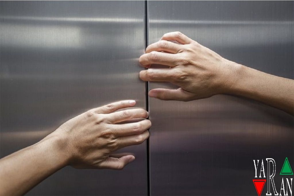 راهکارهای موقع گیر کردن درب آسانسور 1 راهکارهای موقع گیر کردن درب آسانسور